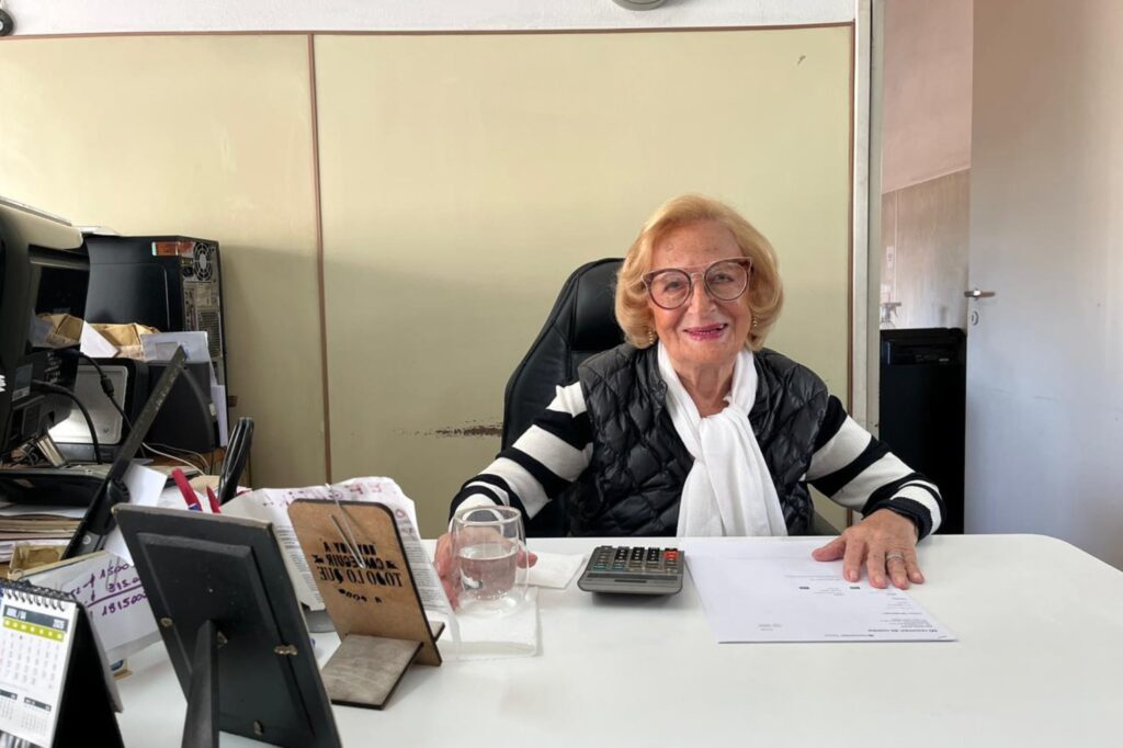 Tiene 100 años, todavía trabaja y cuenta el secreto de la felicidad: “La clave de la vida es que te quieran; así seguirás viviendo cuando ya no estés”