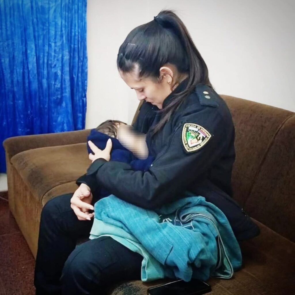 MISIONES| Conmovedor gesto: Una policía amamantó a un bebé tras detener a un conductor alcoholizado