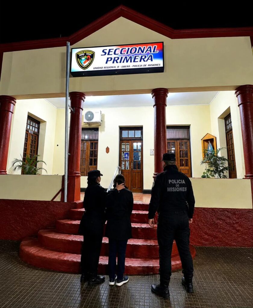 MISIONES| Escándalo en Oberá: Detienen a una docente por robarle la tarjeta a una colega y gastar más de $300.000