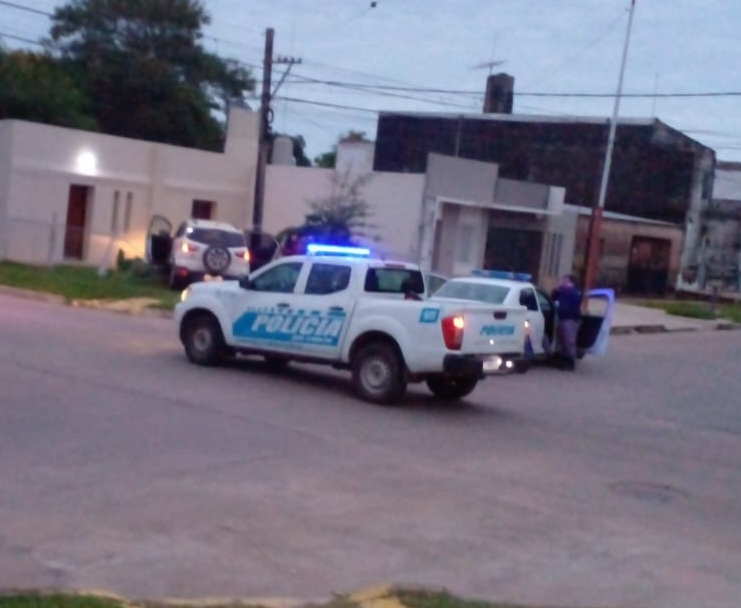 ÚLTIMO MOMENTO | Violento choque entre una camioneta y un patrullero en el macrocentro de Resistencia