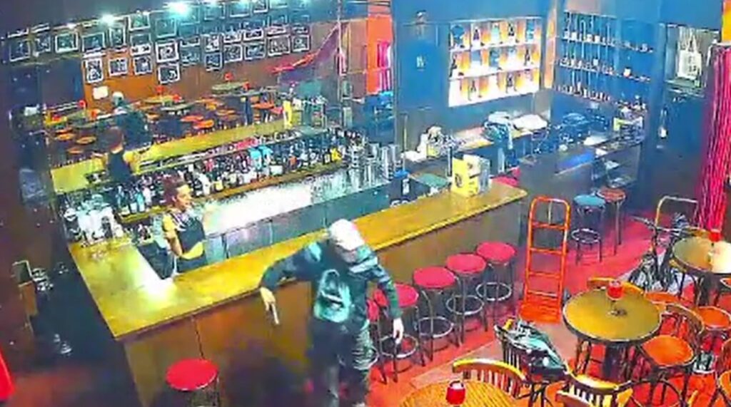 El momento en el que dos ladrones entraron a robar armados a un bar de Palermo y fueron detenidos por la Policía