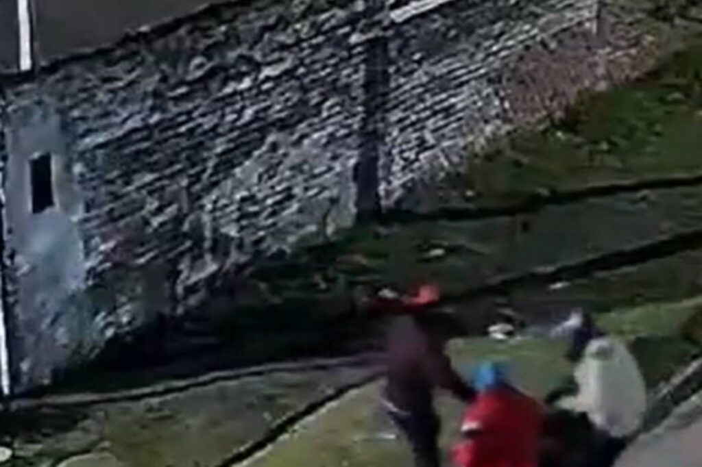 Un policía que trabaja como conductor de una aplicación disparó a ladrones que quisieron robarle