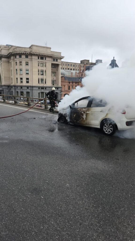 Un auto se prendió fuego en plena autopista 9 de Julio y ocasionó un corte de tránsito