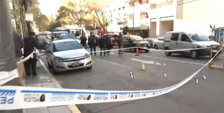 Misterio en Once: encontraron un auto con manchas de sangre y vainas servidas en la calle