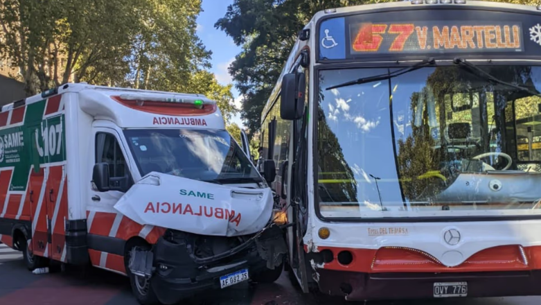 Dos heridos por el choque entre un colectivo y una ambulancia en Palermo