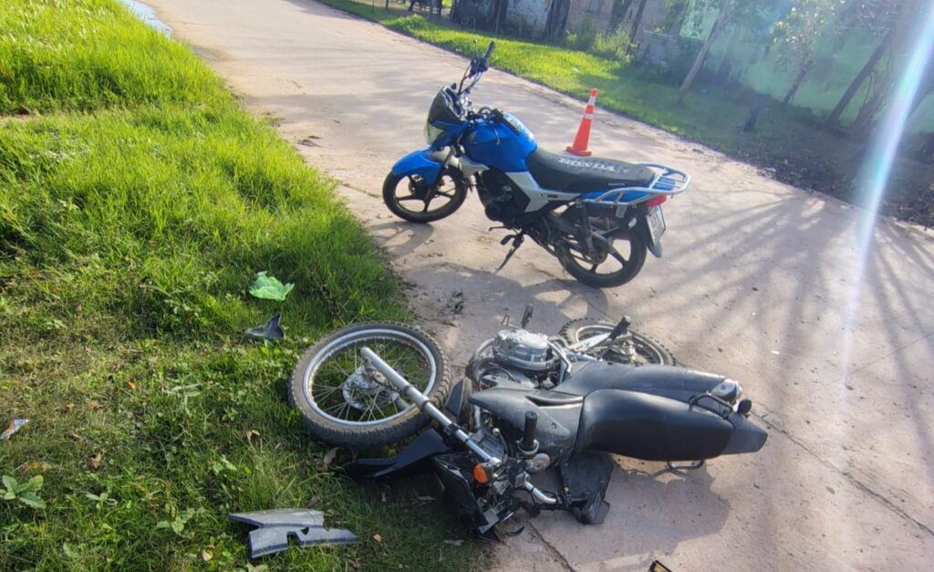 Violento choque entre motocicletas en Colonia Elisa terminó con una mujer herida