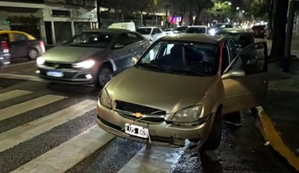 Un vehículo chocó contra autos estacionados en Caballito