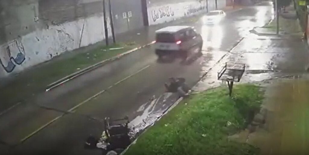 Atropelló a un hombre que iba en silla de ruedas y se dio a la fuga