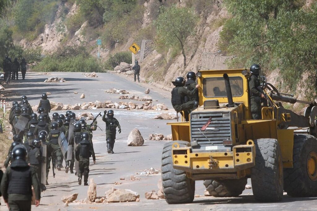 Bolivia intenta salir de la crisis: liberan caminos y llegan camiones con combustible