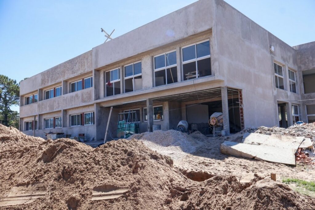 Villa Gesell: Barrera recibió $291 millones y escuelas siguen sin obras