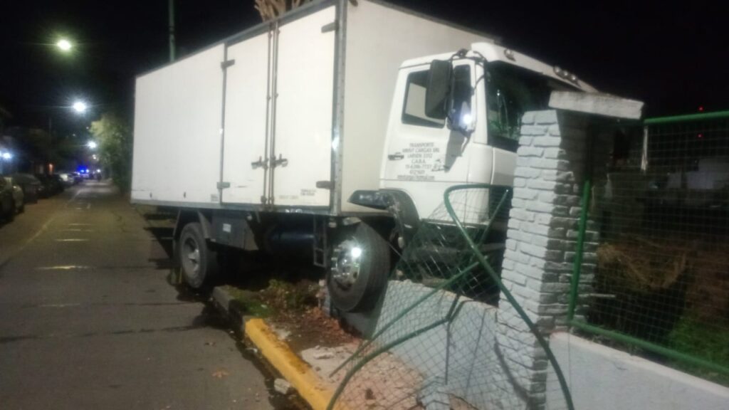 Un camión chocó contra el muro del tren Sarmiento en Villa Devoto