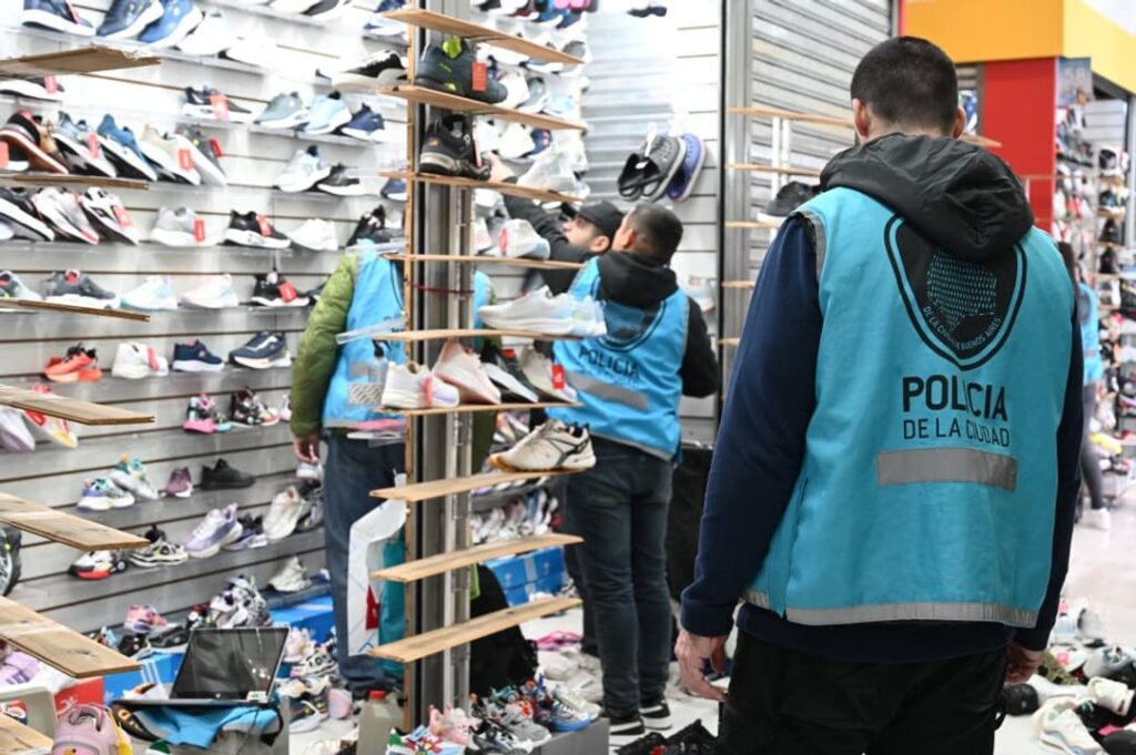Contrabando: secuestraron 2.700 pares de zapatillas en Retiro