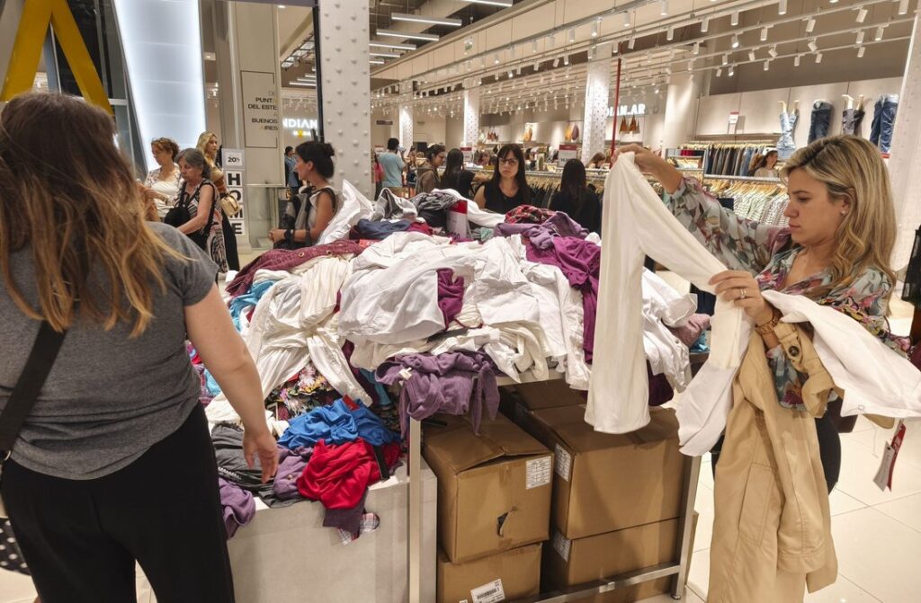 Las ventas minoristas bajaron 1,2% interanual en mayo pero terminaron por encima de abril
