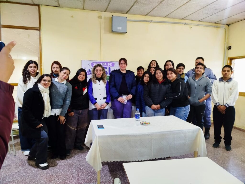 Juan José Castelli: efectivos de la División Violencia Familiar y de Género brindaron taller en una escuela secundaria
