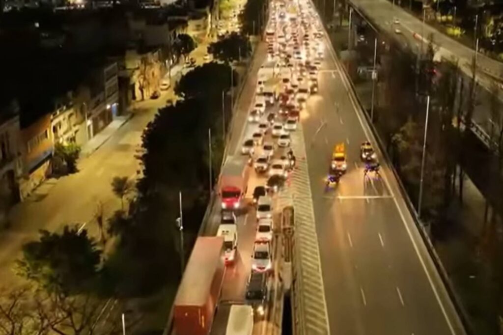 Murió un motociclista en la autopista 9 de Julio sur: investigan un intento de robo