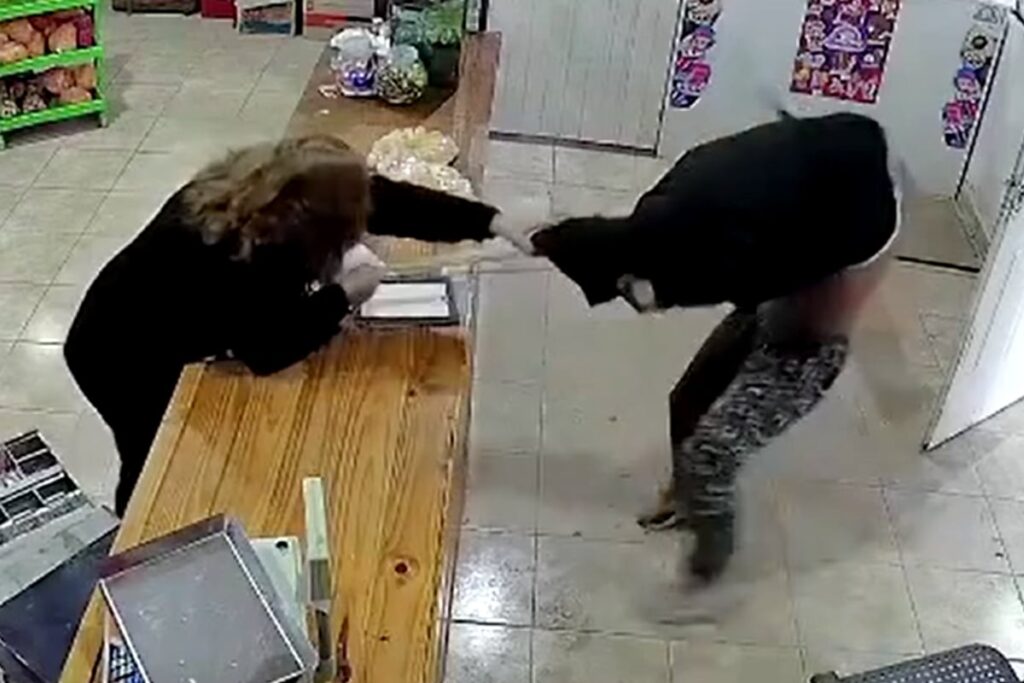 Una mujer quiso robar un comercio en Santa Fe, forcejeó con la dueña y terminó semidesnuda