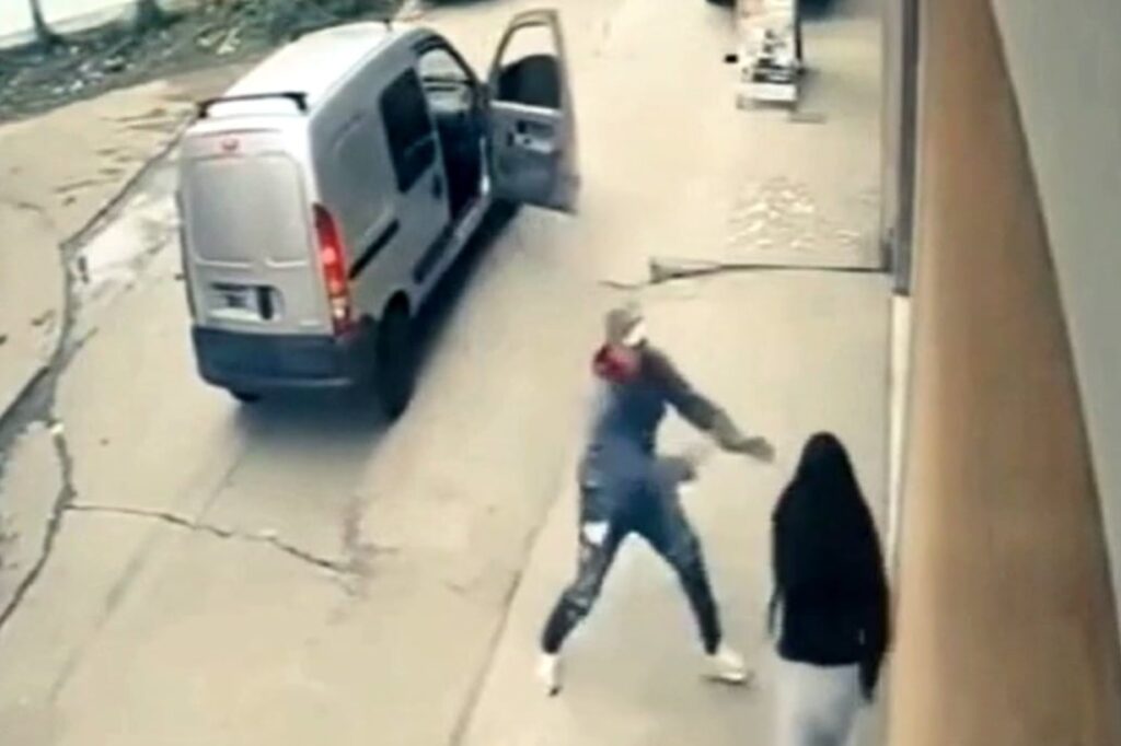 Un ladrón quiso sacarle el celular a una joven, forcejearon en plena calle y la víctima logró zafarse