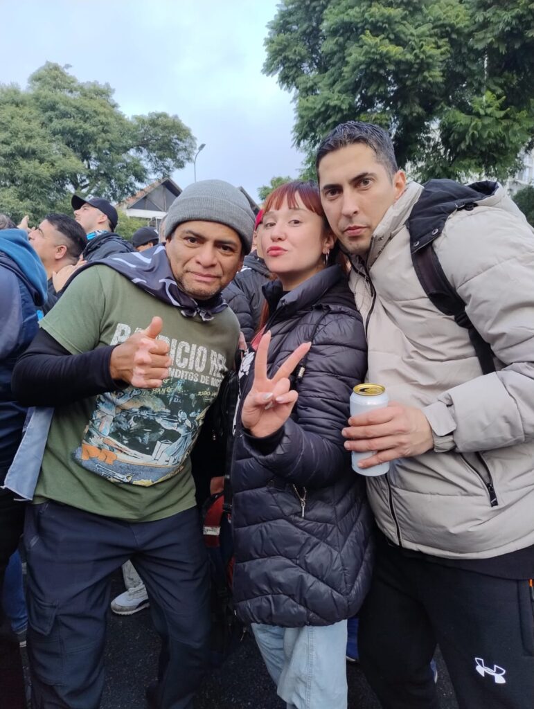 La despedida del Indio Solari: abrieron las puertas del Polideportivo Gatica para que la multitud pueda dar el último adiós al artista en Villa Domínico