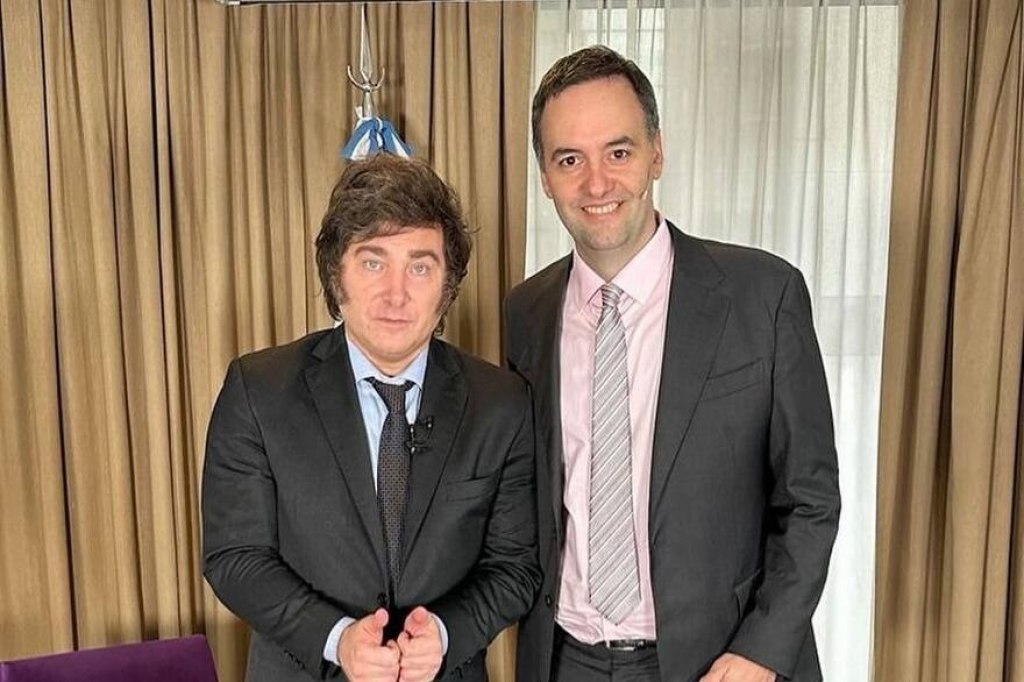 Milei evitó la foto de despedida con Adorni y se limitó a repostear los mensajes de Karina y Bullrich