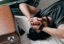 Consejos de expertos: Alimentos y bebidas para combatir el jet lag en tus vacaciones