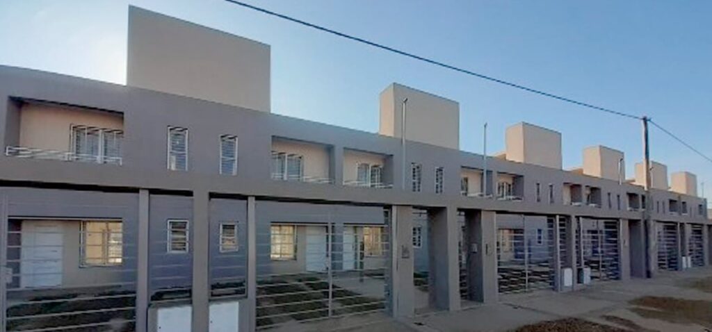 El Gobierno subasta dos terrenos con casi 300 casas sin terminar por más de US$11 millones: dónde quedan y cómo participar