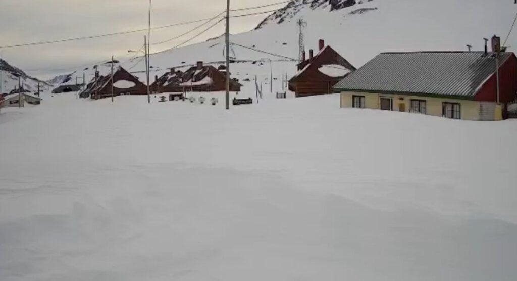 Feroz temporal en varias provincias del país: localidades aisladas y paredones de nieve de cuatro metros