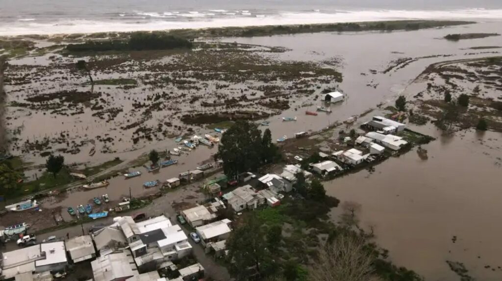 Aumentan a 13 las personas fallecidas por temporal que azota a Chile