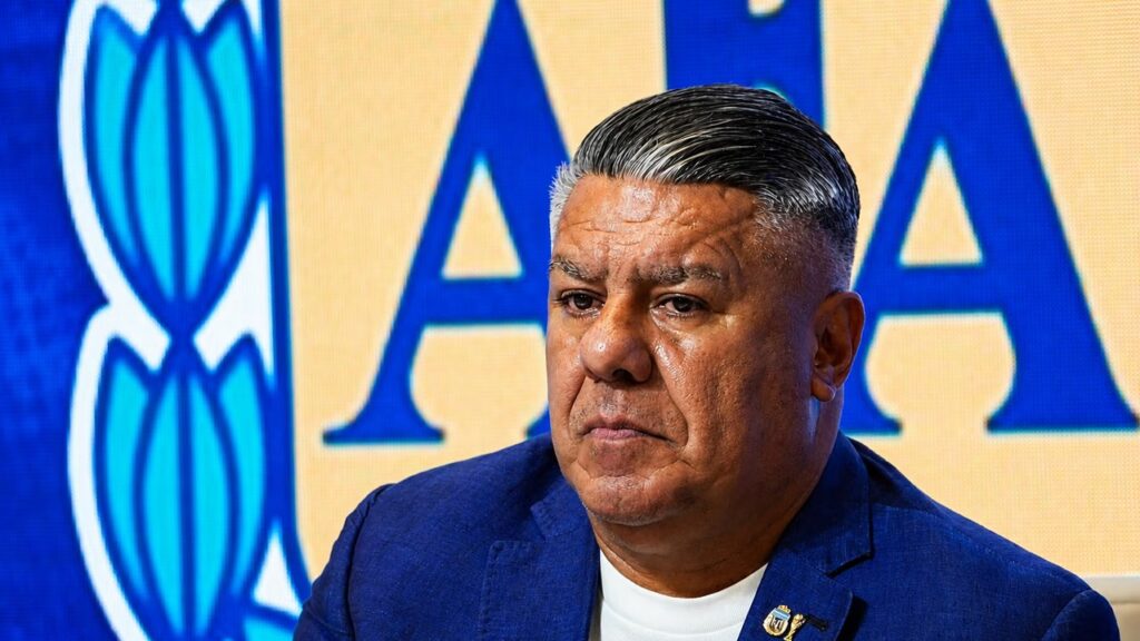 La AFA desmintió que la Justicia de Estados Unidos citara al “Chiqui” Tapia y le secuestrara el celular