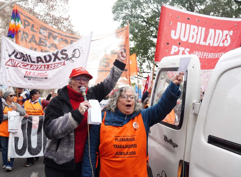 La CGT y las dos CTA marcharon junto a los jubilados con críticas al Gobierno