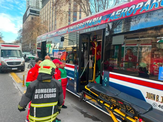 Impactante choque en Palermo deja a conductor atrapado y varios heridos