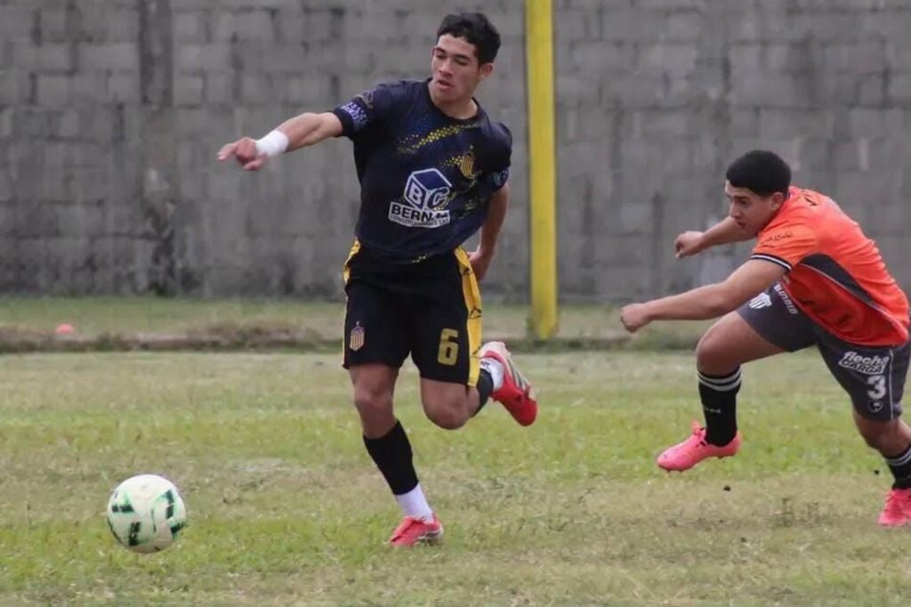 Un futbolista de 18 años murió tras chocar en moto contra un auto en Chaco