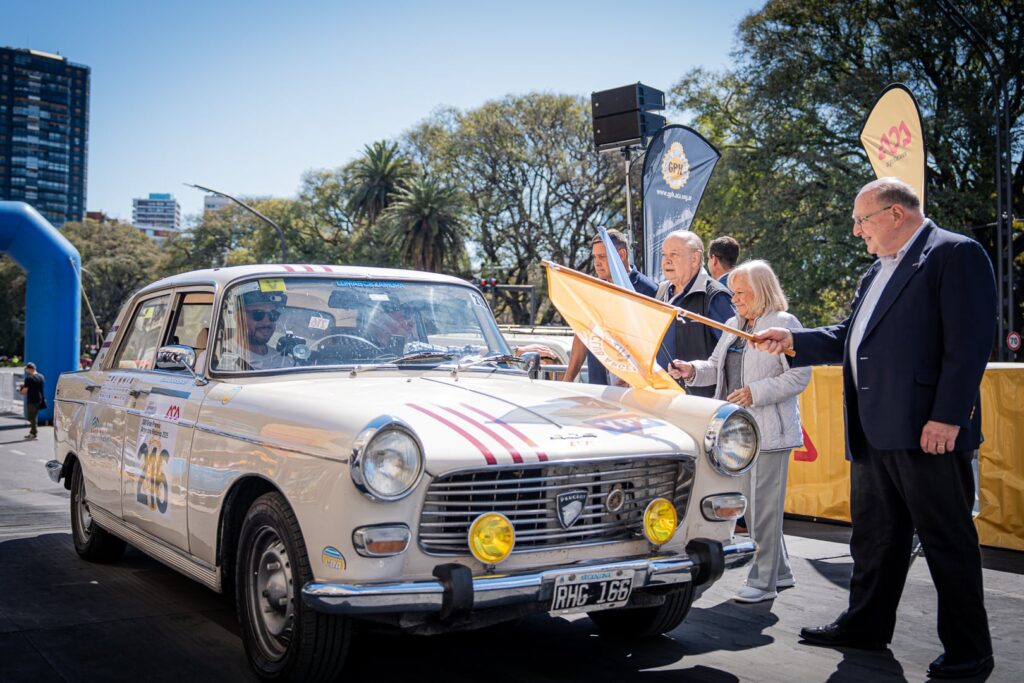 Comienza una nueva edición de una histórica carrera de autos clásicos en la Argentina