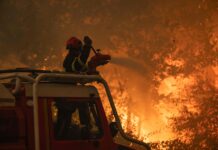 Los equipos de rescate de Francia y España combaten el fuego contra reloj antes de la llegada de otra ola de calor