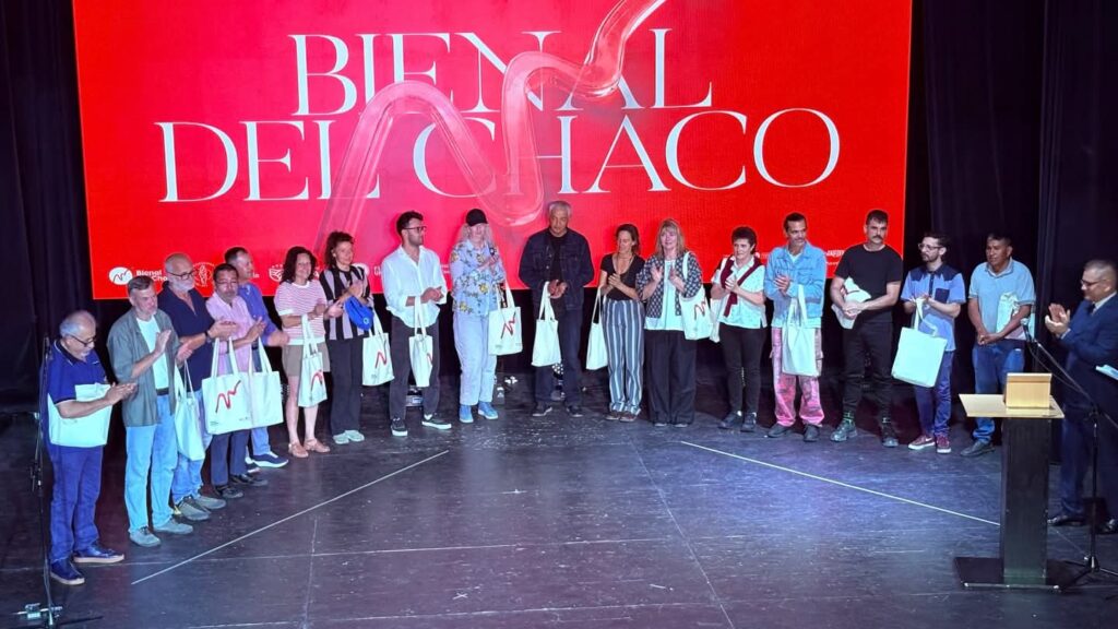 Con el Coro Qom y una gran concurrencia, Resistencia dio la bienvenida a los escultores de la Bienal 2026