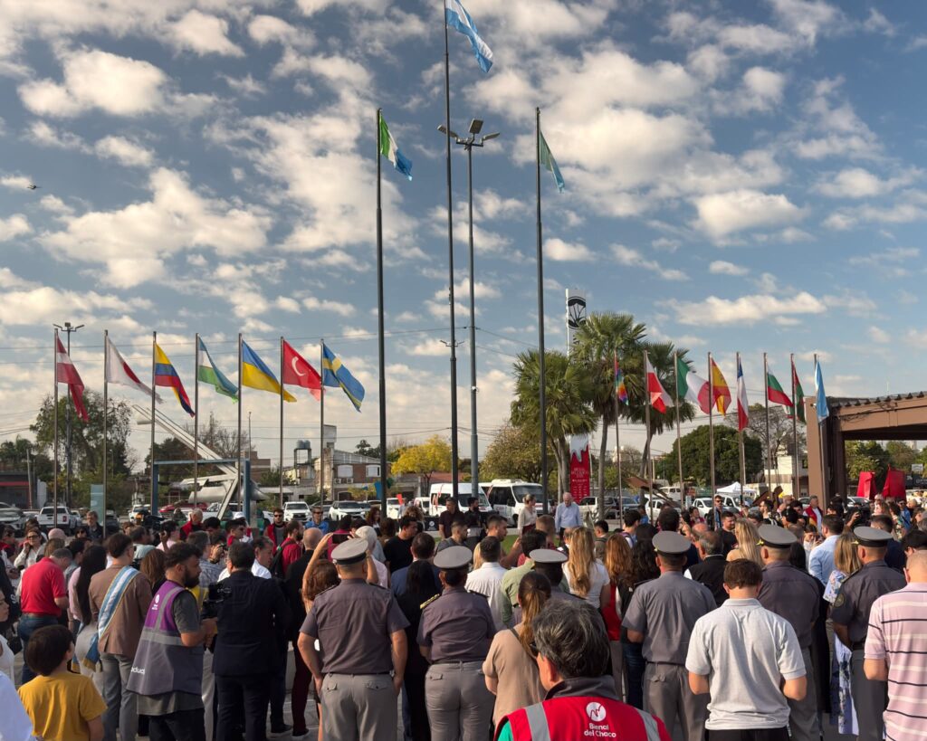 La Bienal del Chaco 2026 ya está en marcha: los 10 escultores internacionales comenzaron a tallar en Resistencia