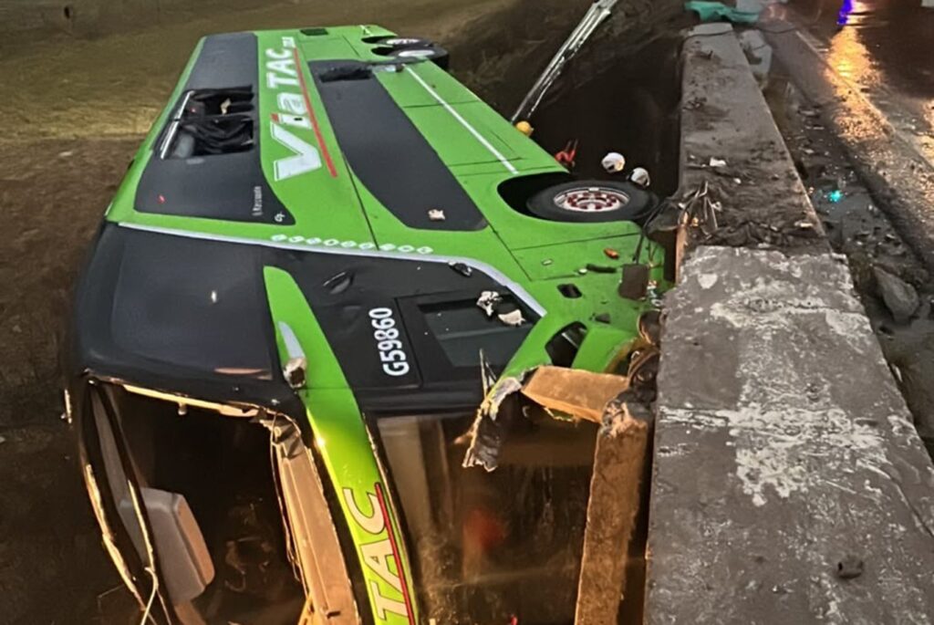 Un micro cayó desde un puente de seis metros en Carmen de Areco: hay varios heridos