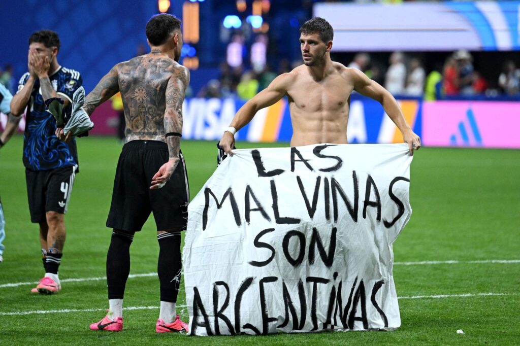 “Arrogancia argentina”: la polémica tapa de un diario británico por la bandera de Malvinas que flamearon los jugadores