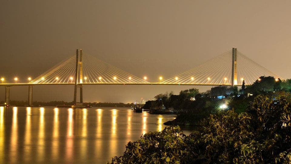 Conflicto por peajes: cruzar un puente sobre el Paraná puede costar más del doble si se abona en efectivo o pago electrónico