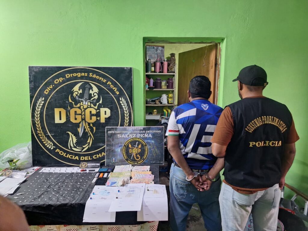 Tres allanamientos antidrogas en Chaco: secuestran más de 600 dosis de cocaína, armas y casi 1,5 millones de pesos