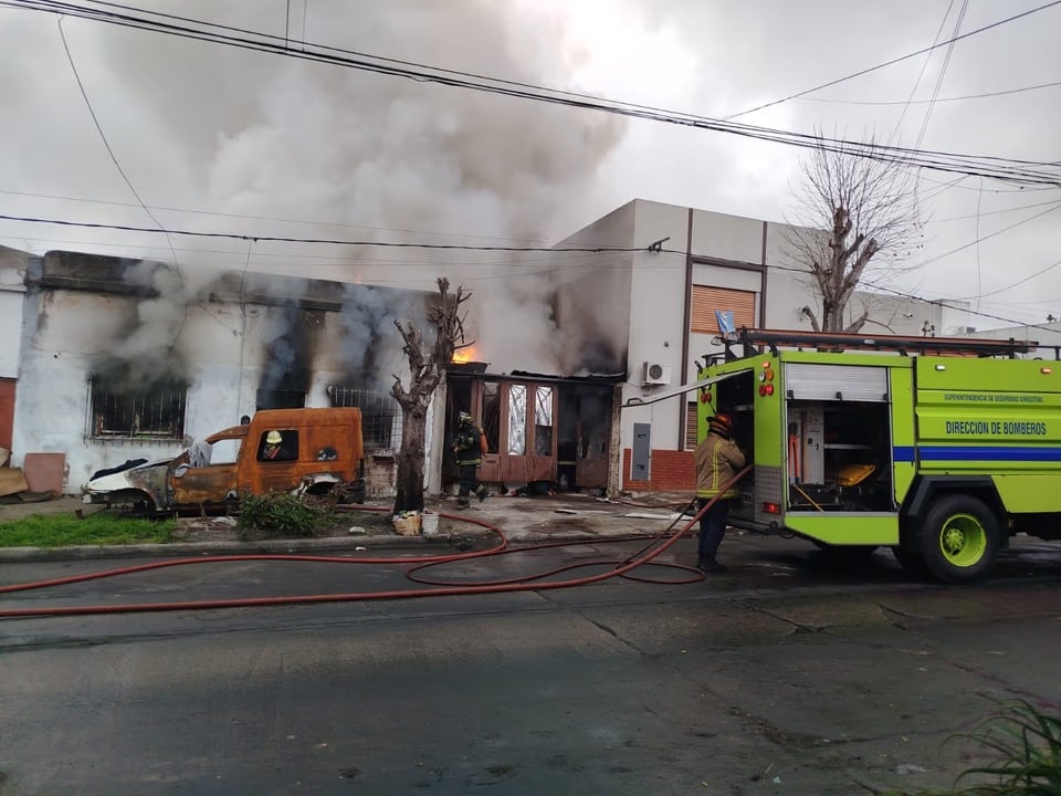 Una mujer murió y un hombre sufrió graves quemaduras durante un voraz incendio en La Plata