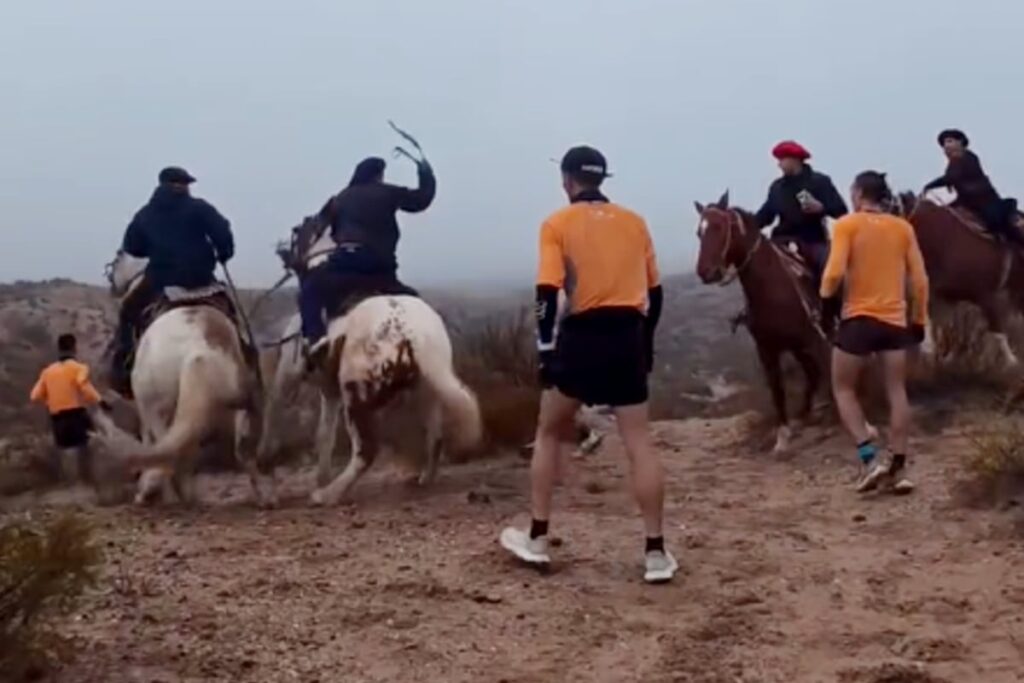 Un grupo de jinetes agredió con fustas y piedras a corredores durante una competencia en Río Negro