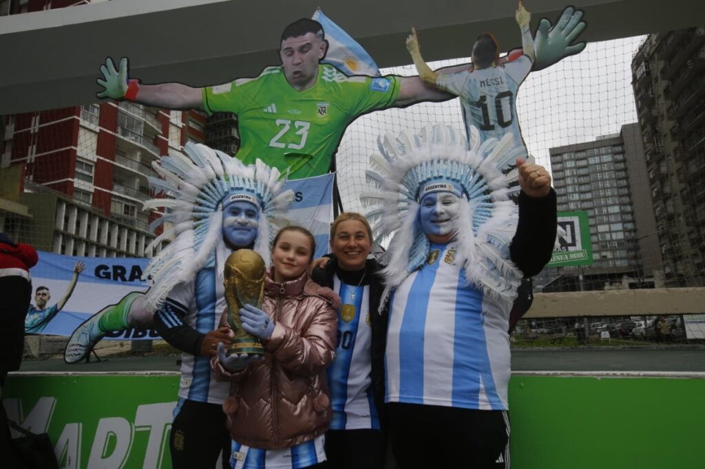 Un banderazo en Mar del Plata para pedirle Dibu Martínez que siga en el seleccionado argentino