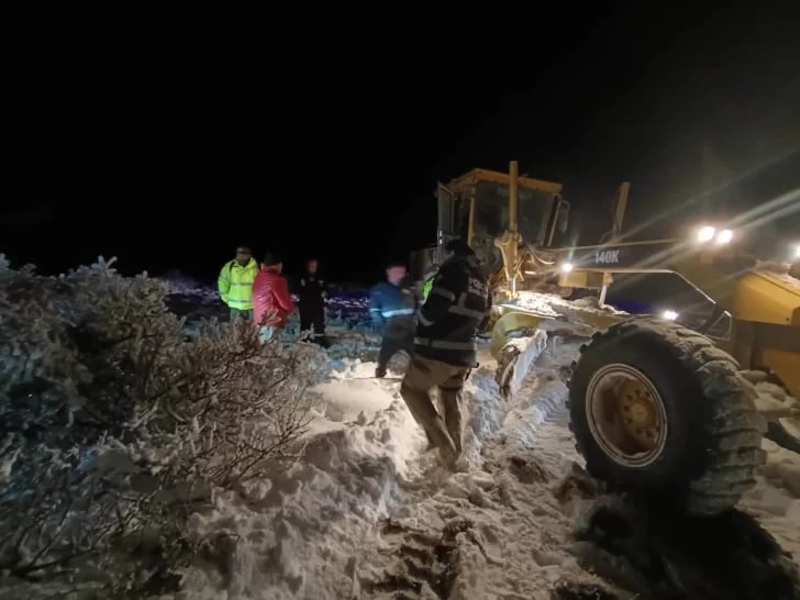 Rescataron a dos personas tras más de 24 horas varadas a 22 grados bajo cero