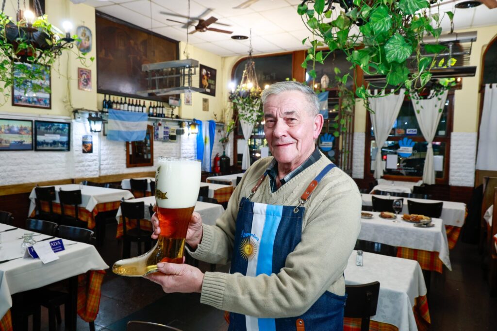 El bodegón alemán de 108 años que sigue vigente con su bota de cerveza y sus platos tradicionales