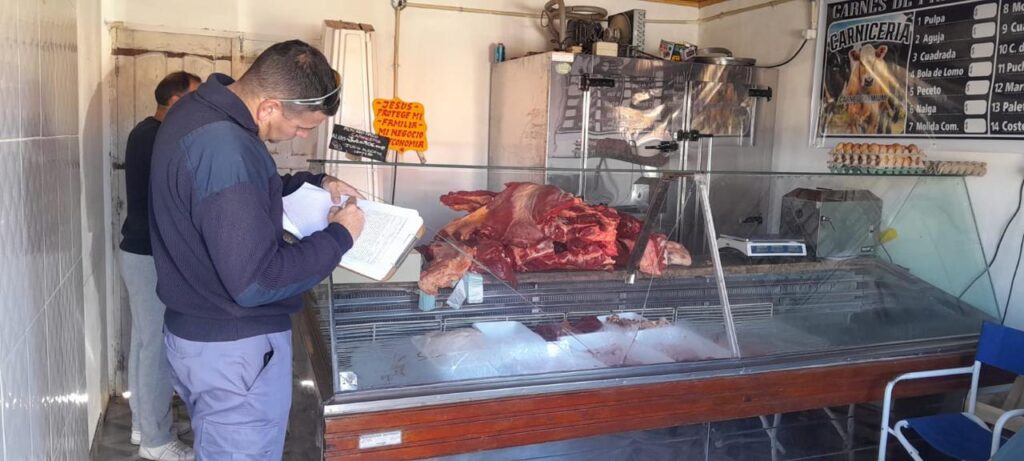 Clausuraron dos carnicerías y secuestraron más de 150 kilos de carne sin control bromatológico en Villa Berthet