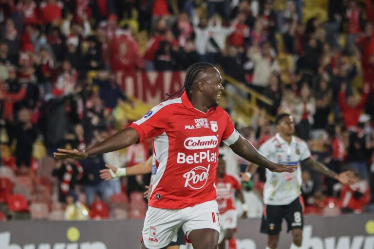 Independiente Santa Fe: Un veterano goleador y un entrenador con historia desafían a River Plate en la Sudamericana