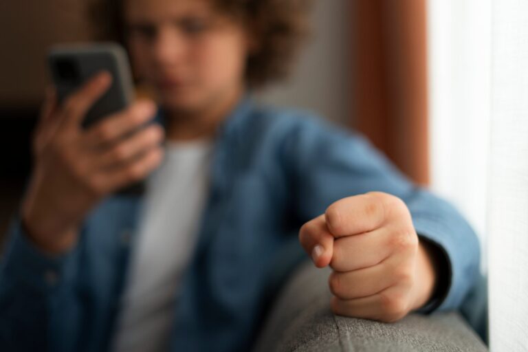Proponen Crear una Red Estatal para Combatir la Ansiedad Digital y Trastornos Alimentarios en Buenos Aires