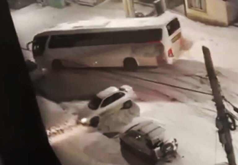 Accidente de micro en Bariloche deja daños materiales en medio de intensa nevada