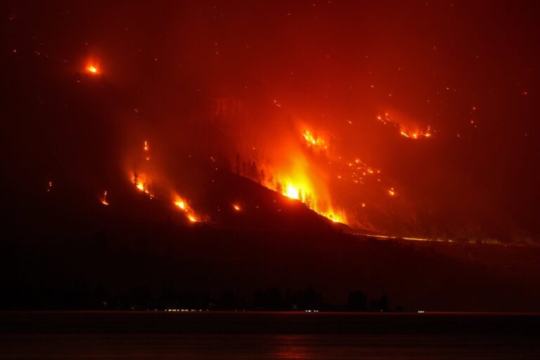 Incendio en Colombia Británica Desplaza a Más de 20.000 Personas