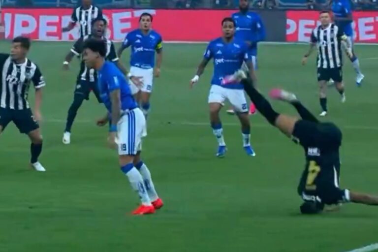 Futbolista de Atlético Mineiro sufre golpe en la cabeza y se activa protocolo de conmoción cerebral